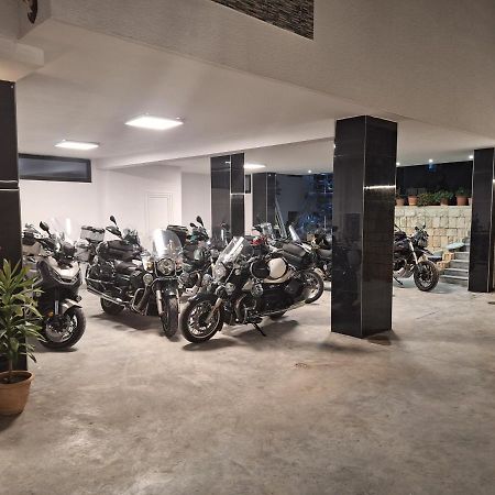 Hotel Qurku 2 Sarandë エクステリア 写真